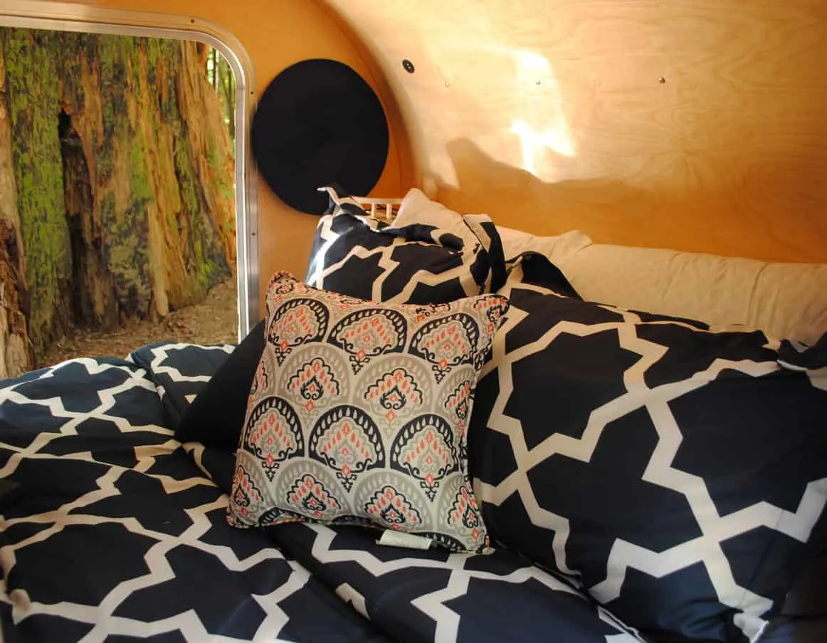 Teardrop trailer bed