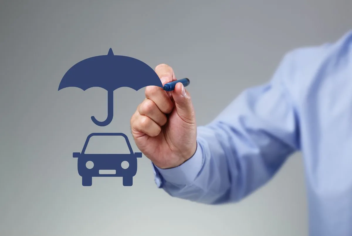 An Umbrella Policy insurance agent draw an umbrella and a car.