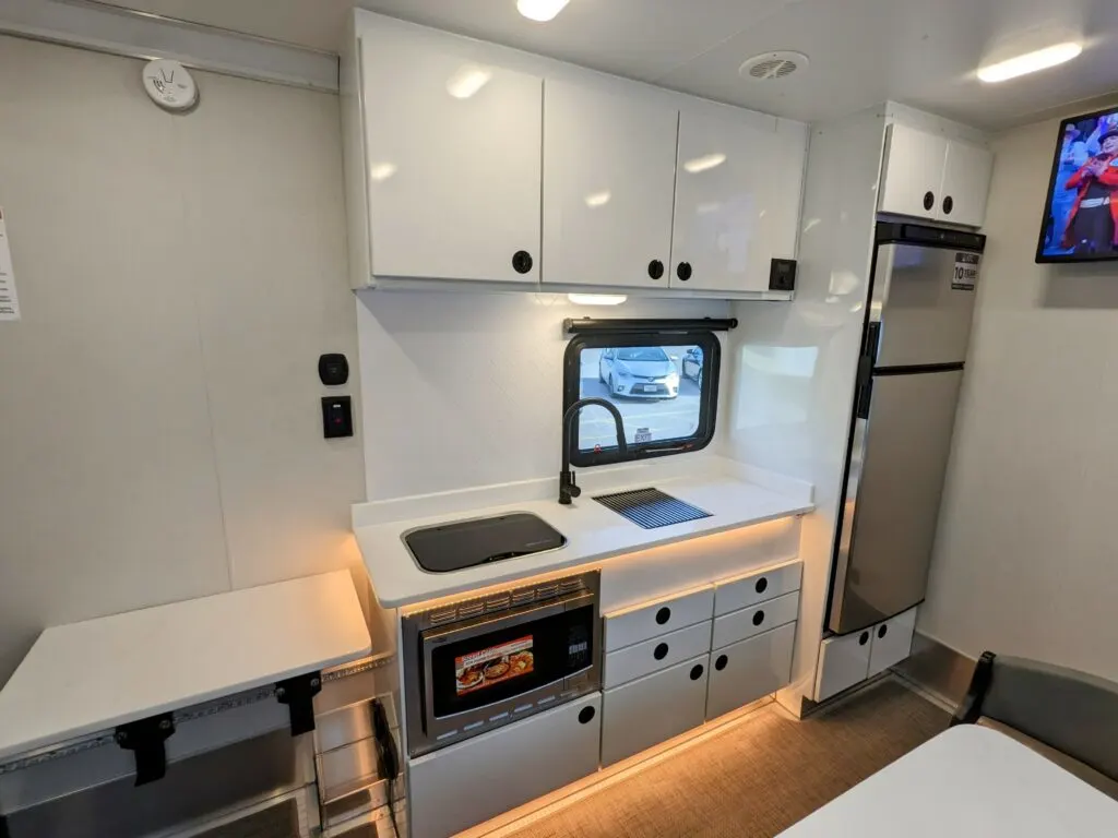 Kitchen with a fridge, sink and a burner.