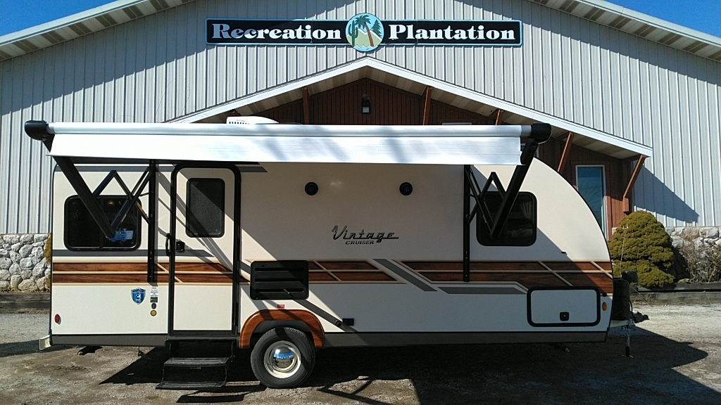 Side view of the New 2024 Gulf Stream VINTAGE CRUISER 19ERD Travel Trailer RV.