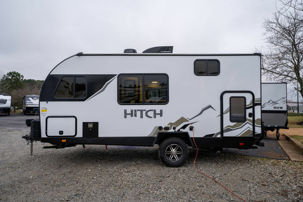 Side view of the New 2022 Cruiser Rv Hitch 17BHS Travel Trailer RV.