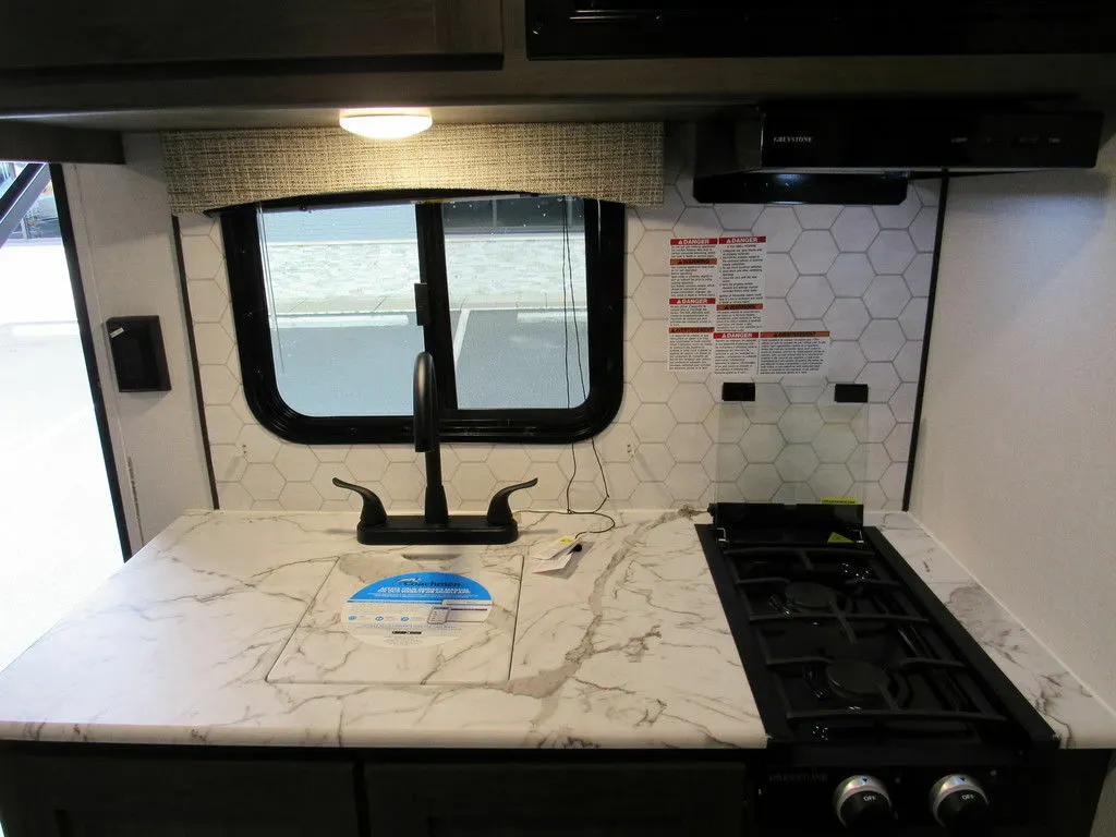 Kitchen with a gas burner and a sink.