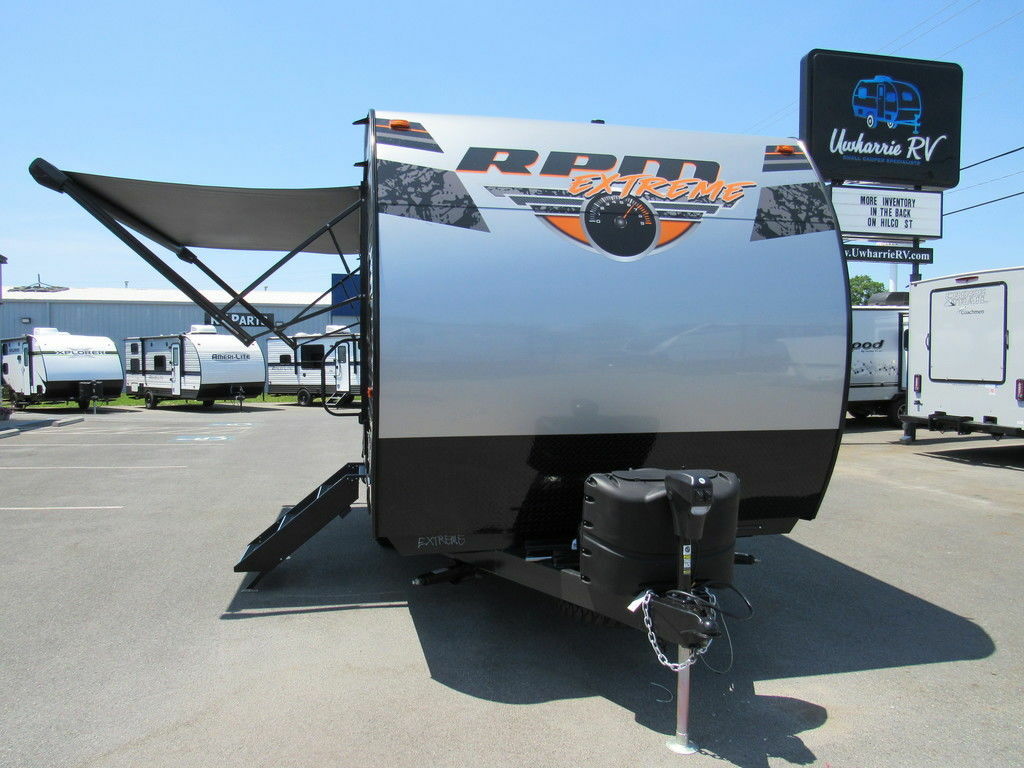 Front view of the New 2022 Chinook Travel Trailer RPM Extreme 18FKLE Toy Hauler RV.