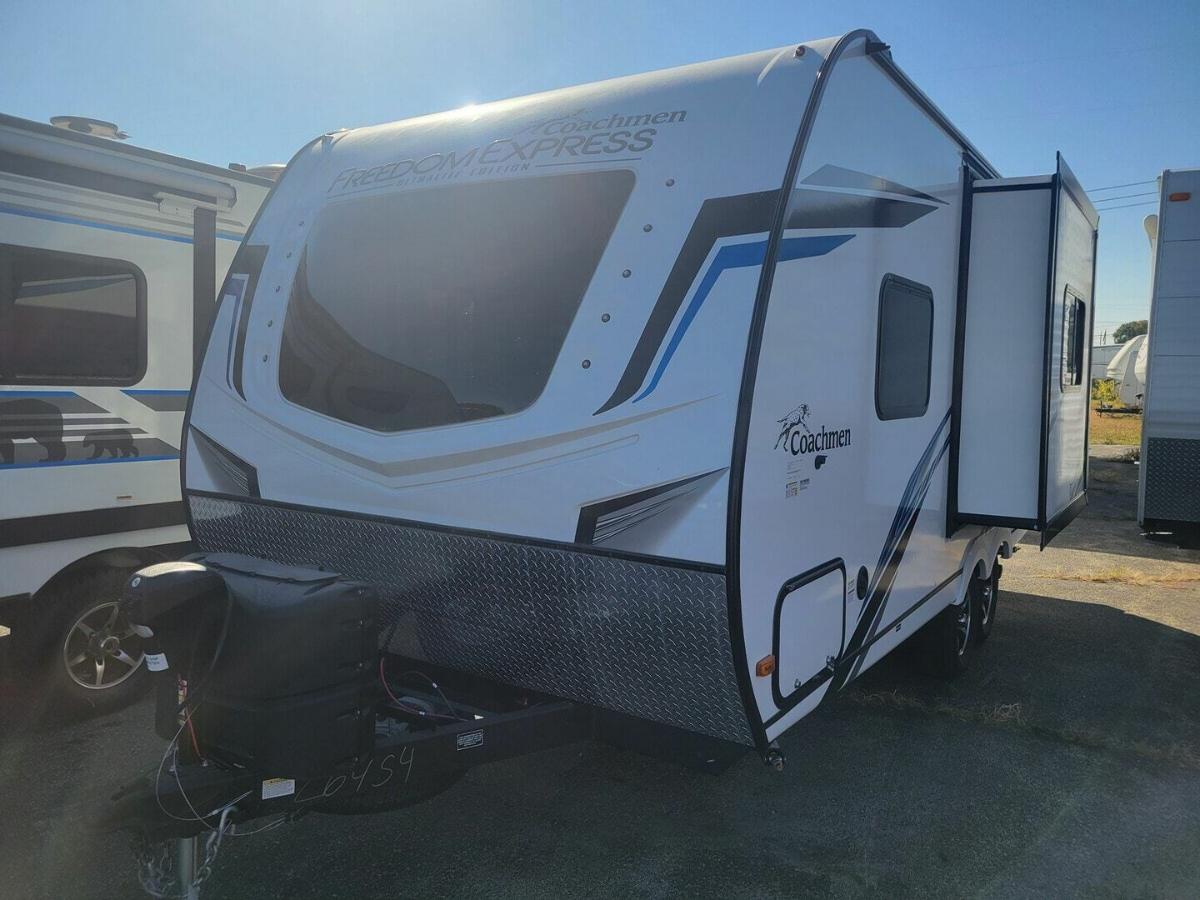 Front view of the New 2023 Freedom Express Ultra-Lite 192RBS Travel Trailer RV.