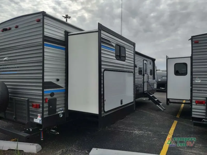 Slide Out of the New 2022 Coachmen Rv Catalina Legacy 323QBTSCK Travel Trailer RV.