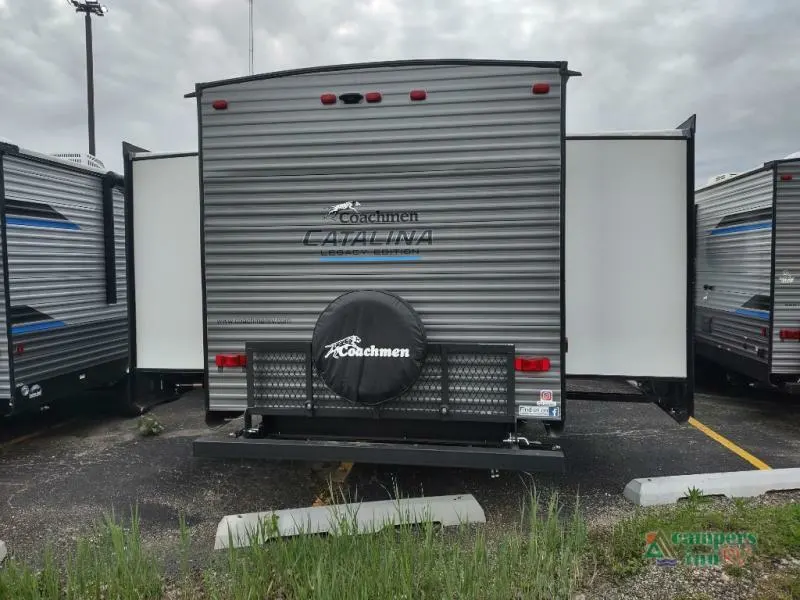 Rear view of the New 2022 Coachmen Rv Catalina Legacy 323QBTSCK Travel Trailer RV.