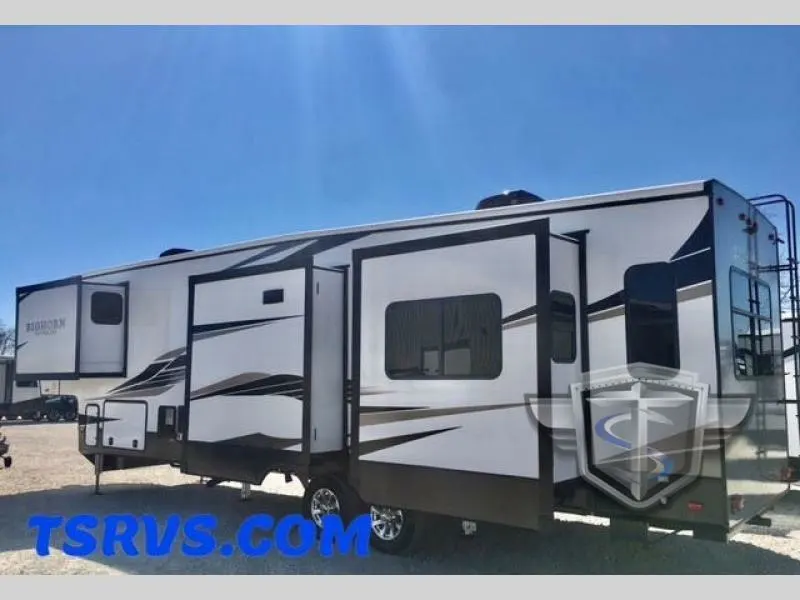 Side view of the New 2022 Heartland Bighorn Traveler 35BK Fifth Wheel RV.