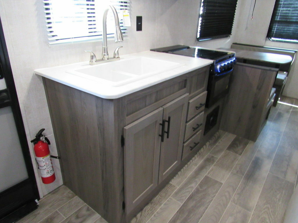 Kitchen with a gas burner and a sink.