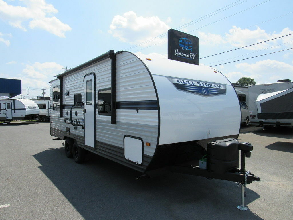 Front view of the New 2022 Gulf Stream Amerilite 22RSD Travel Trailer RV.