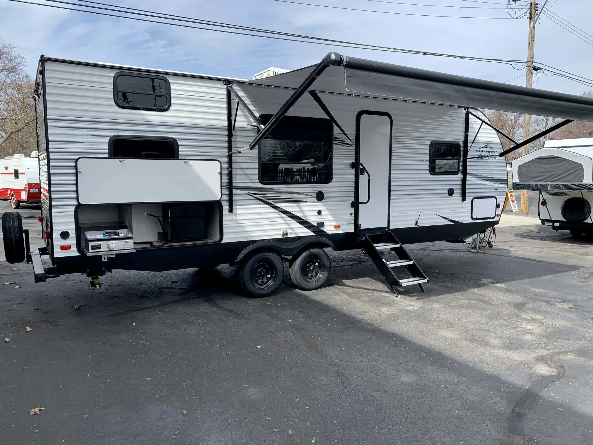 Side view of the New 2022 East To West Della Terra 250BH Travel Trailer RV.