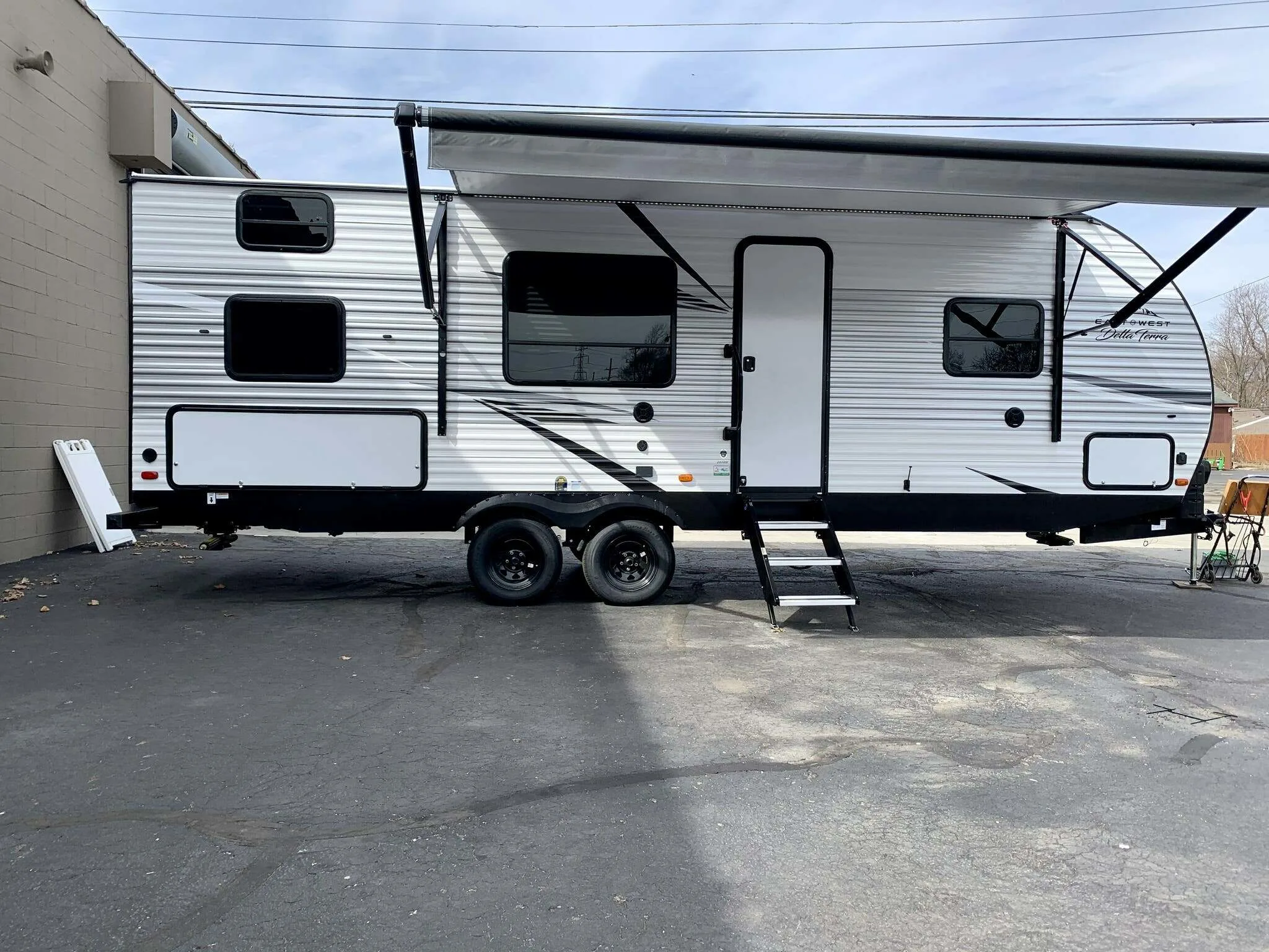 Side view of the New 2022 East To West Della Terra 250BH Travel Trailer RV.