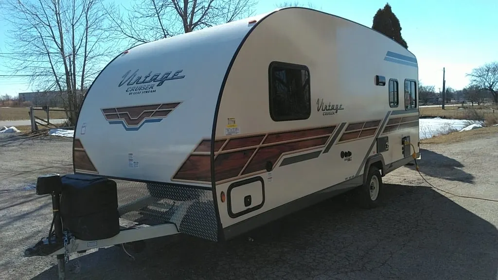 Front view of the New 2024 Gulf Stream VINTAGE CRUISER 19ERD Travel Trailer RV.