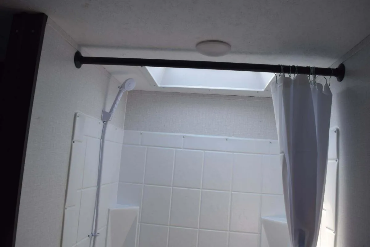 Bathroom with a shower and a skyligt.