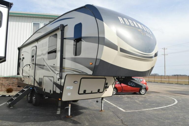 New 2022 Forest River Rockwood Ultra Lite 2442BS Fifth Wheel RV (Floor Plan)