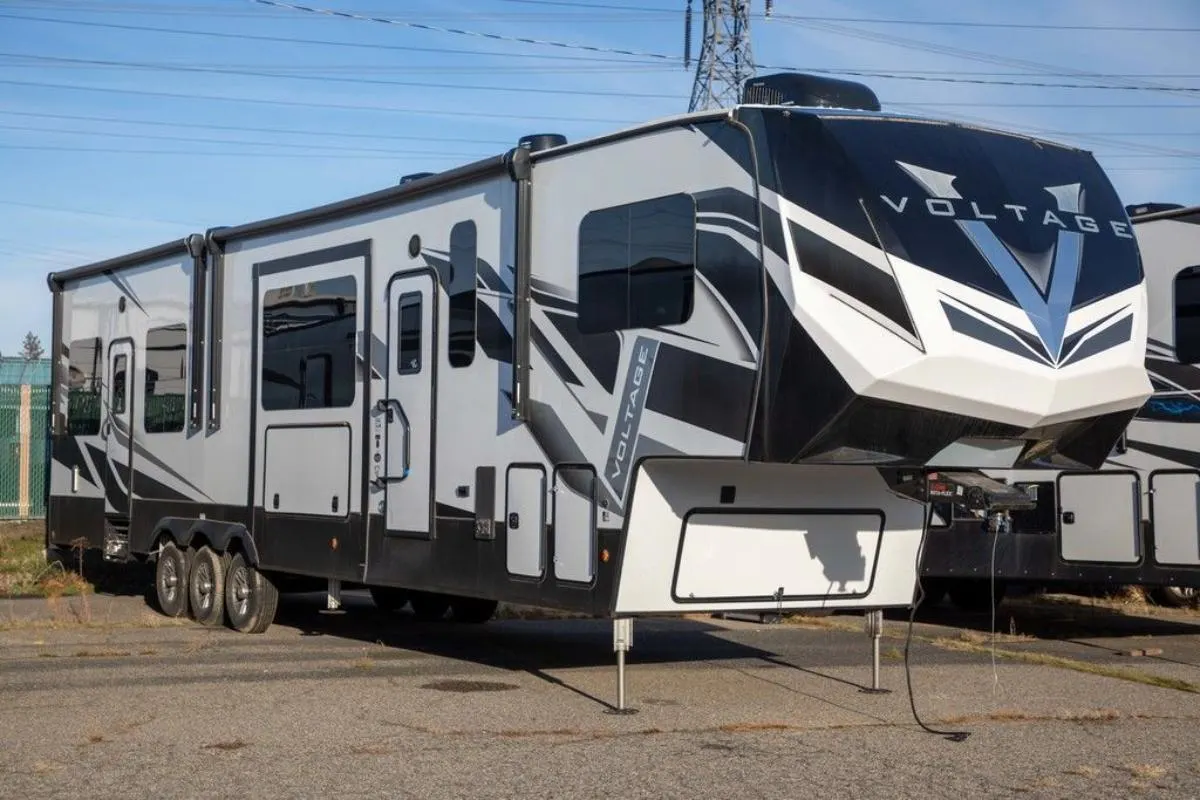 New 2022 Dutchmen Voltage 4135 Fifth Wheel RV