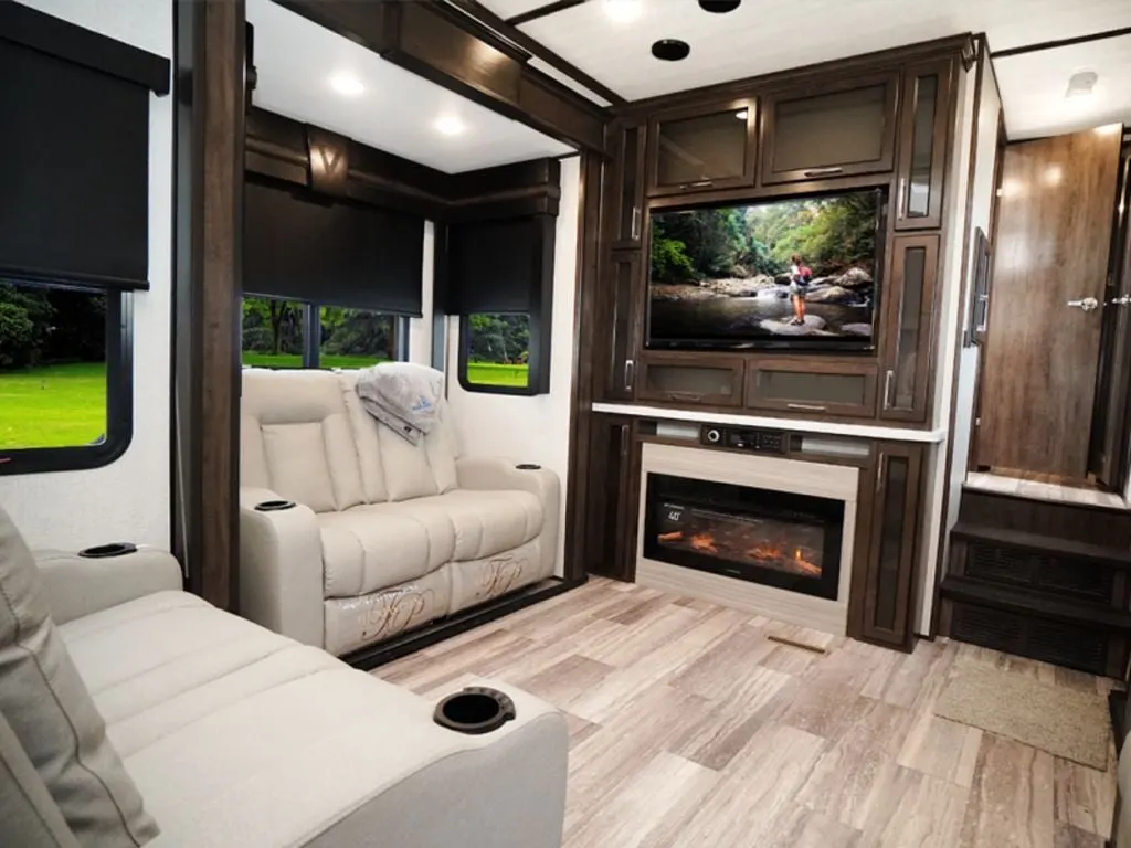 Living space with leather seats, a fireplace and a TV.