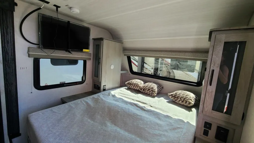 Bedroom with a queen size bed, TV and shirt closets.