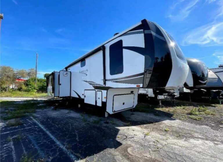 New 2022 Forest River RV Cardinal Luxury 380RLX Fifth Wheel RV (Floor Plan)