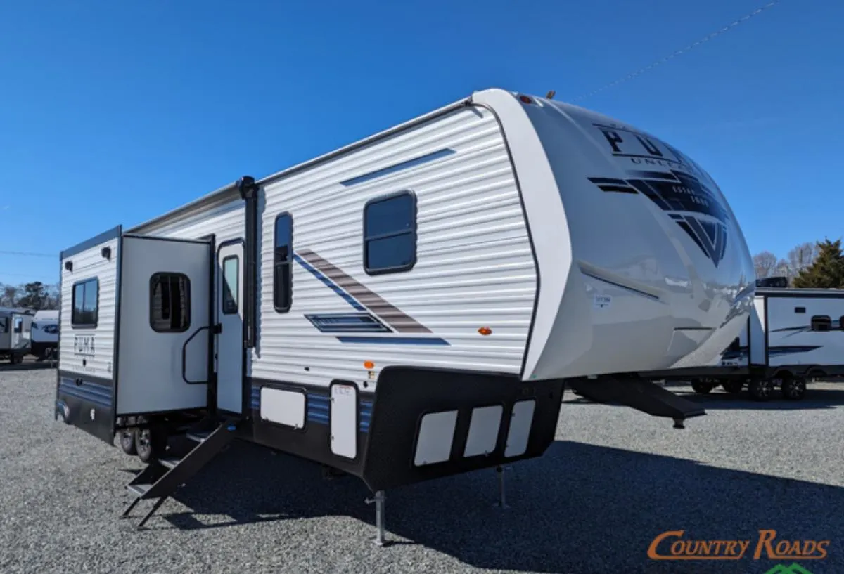 New 2024 Palomino PUMA UNLEASHED 383DSS Fifth Wheel Toy Hauler RV