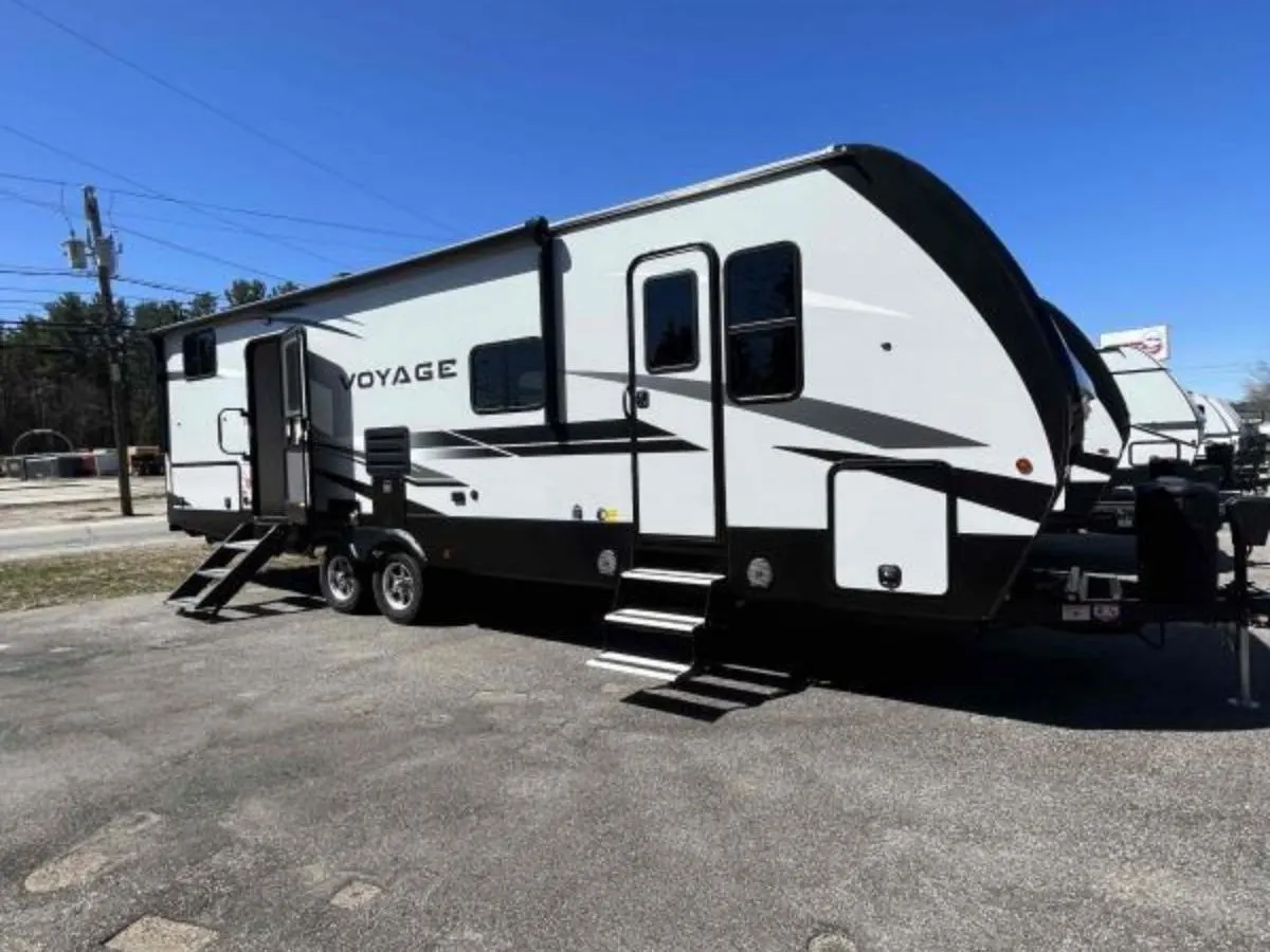 New 2022 Winnebago Voyage V3033BH Voyage Travel Trailer RV