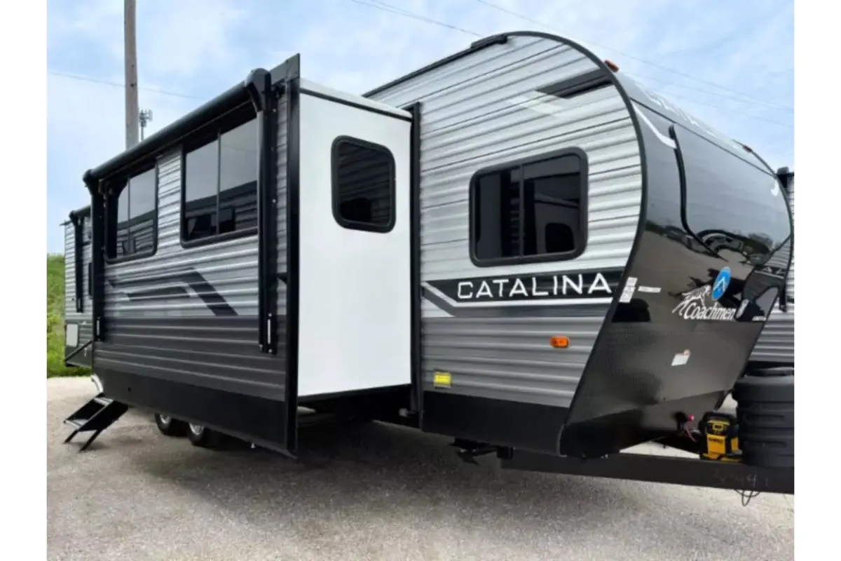 New 2024 Coachmen Travel Trailer RV Coachmen Catalina Legacy Edition 283FEDS