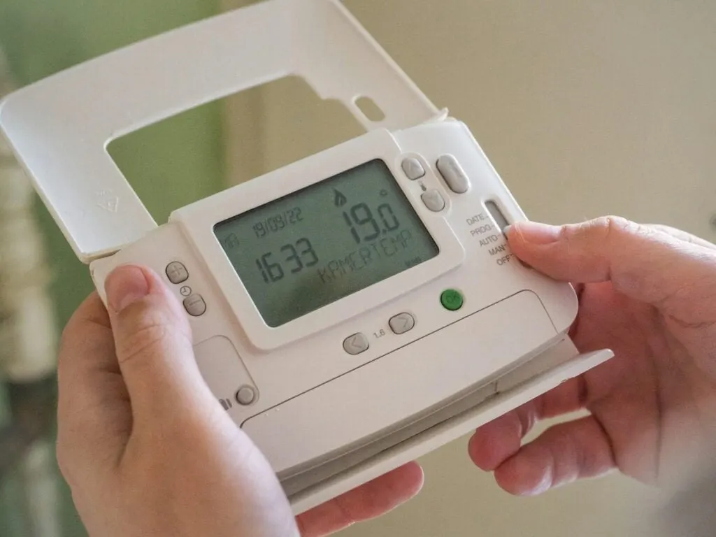 Close-up of the settings on an electric appliance displaying temperature options in degrees Celsius.