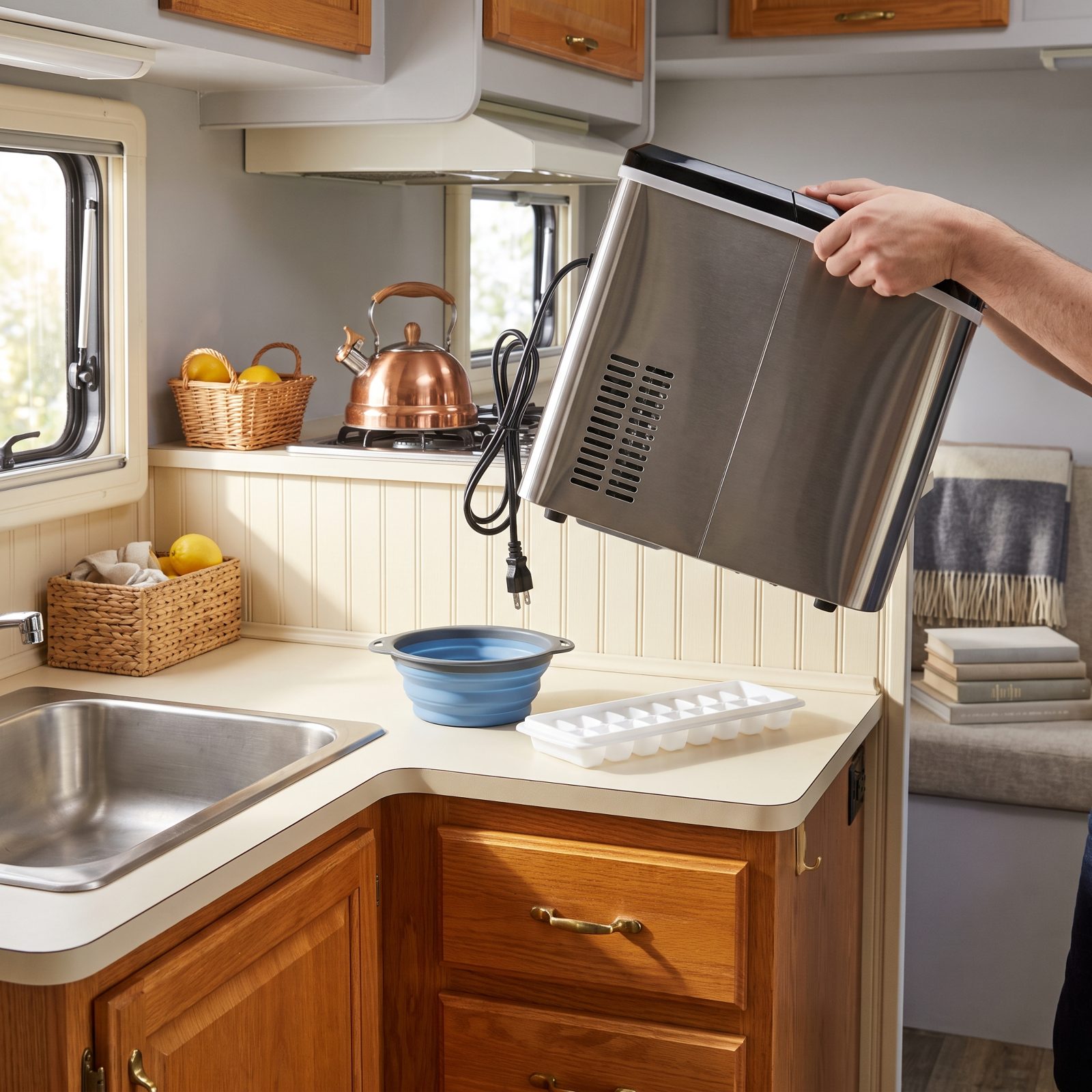 A Bulky Countertop Ice Maker That Swallowed the Only Workspace