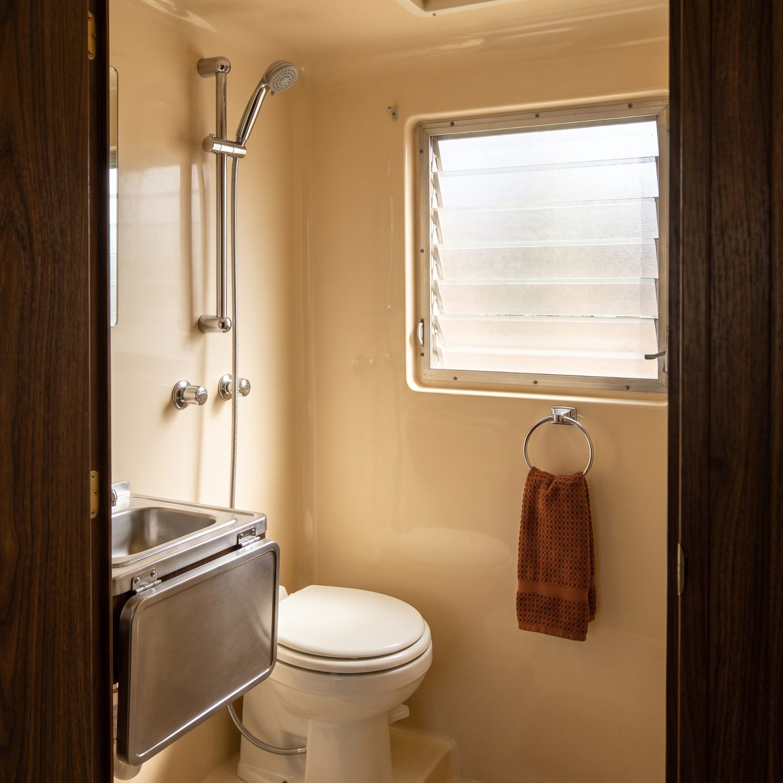 Compact Wet Baths That Preserved Living Space