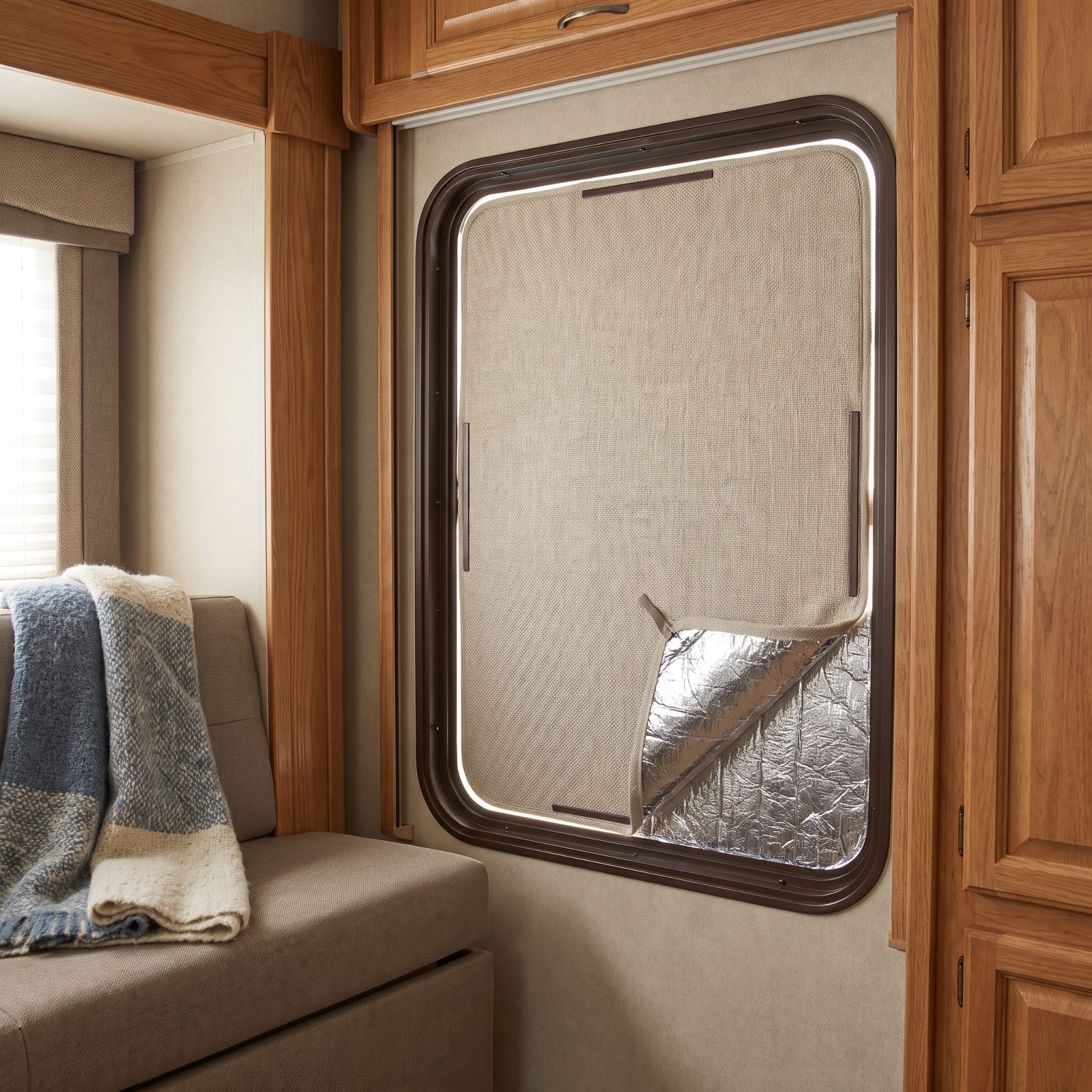 A Magnetic Insulated Window Panel With Zero Drilling