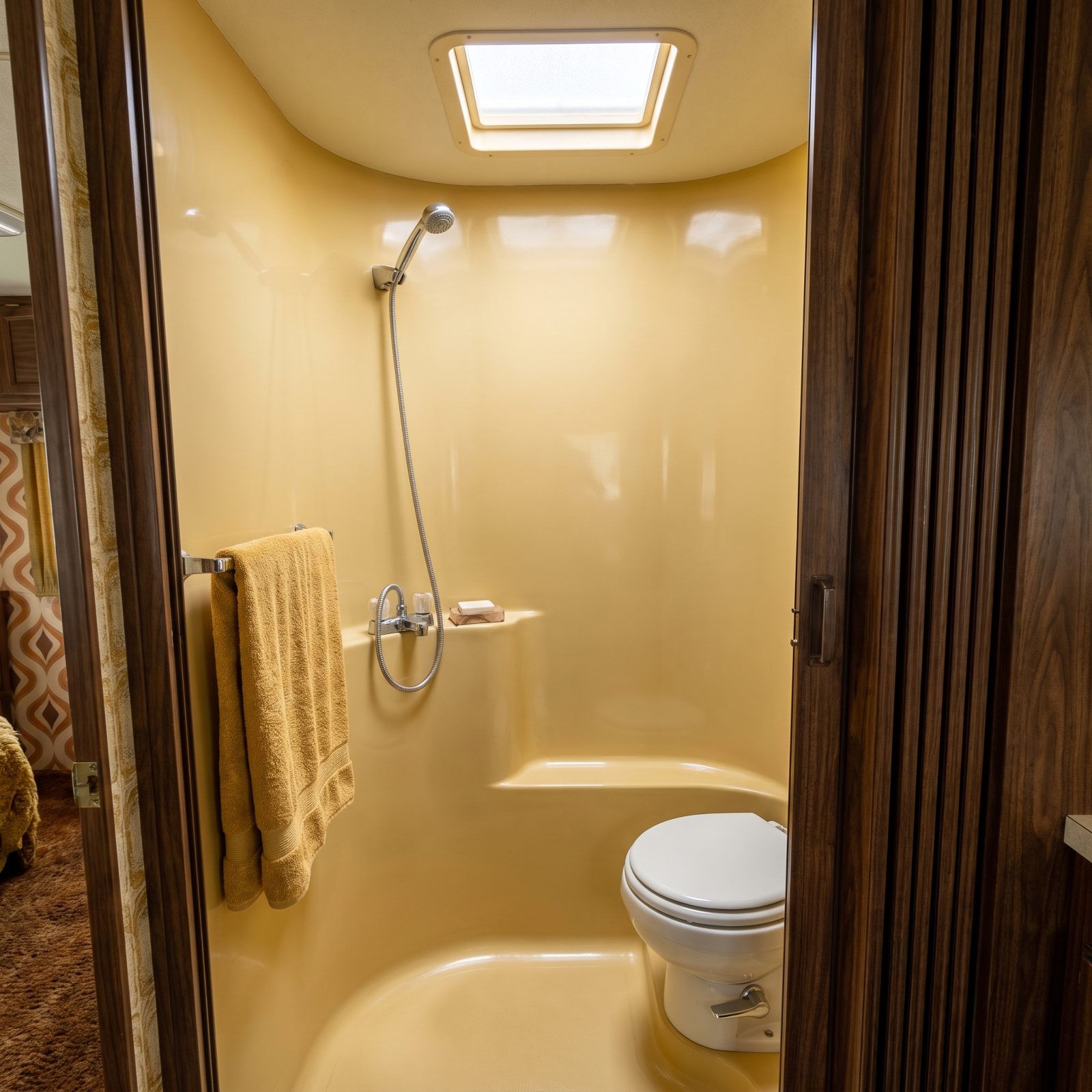 Rounded Fiberglass Wet Baths That Fit a Whole Bathroom in a Closet