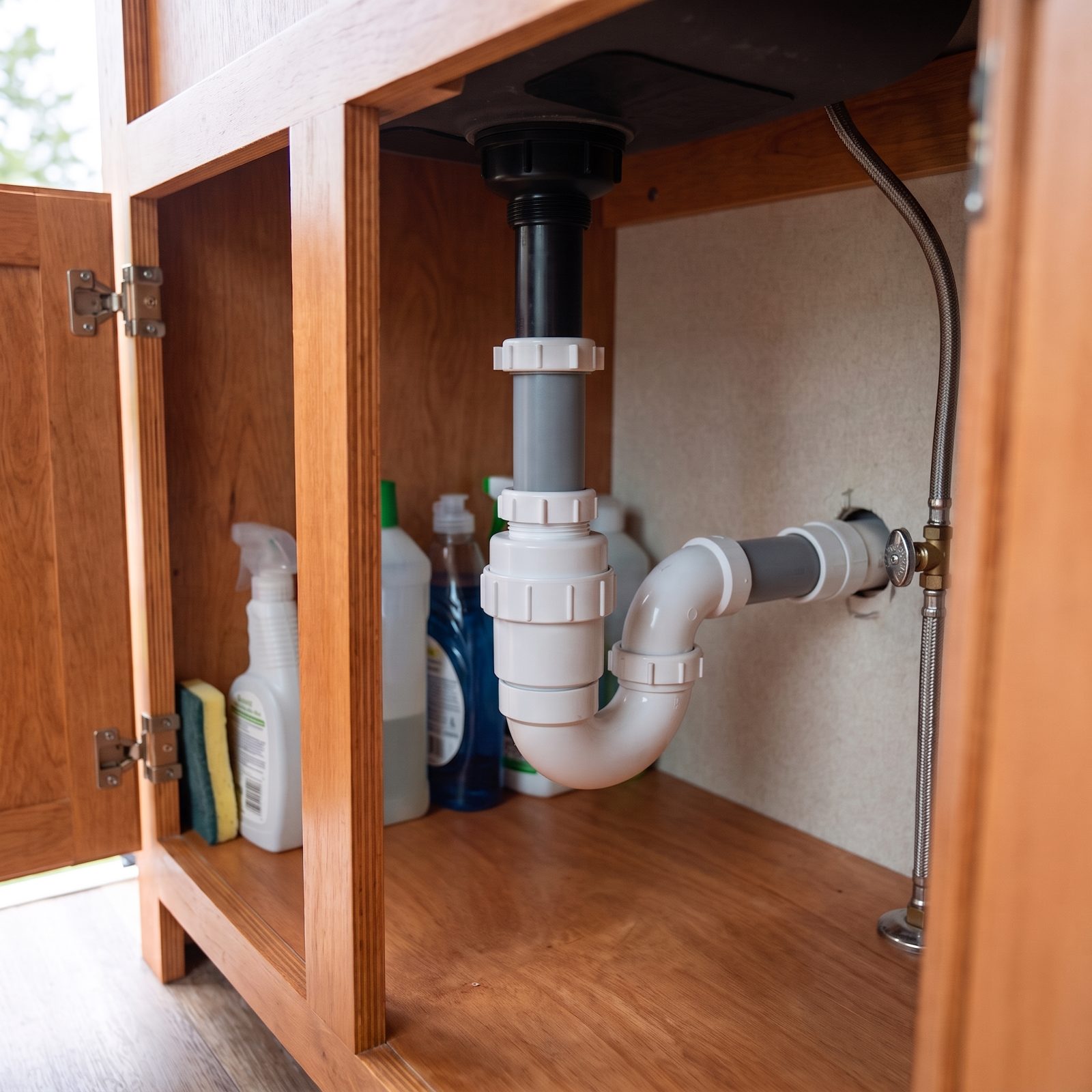 A Waterless P-Trap That Prevents Drain Odors on Bumpy Roads